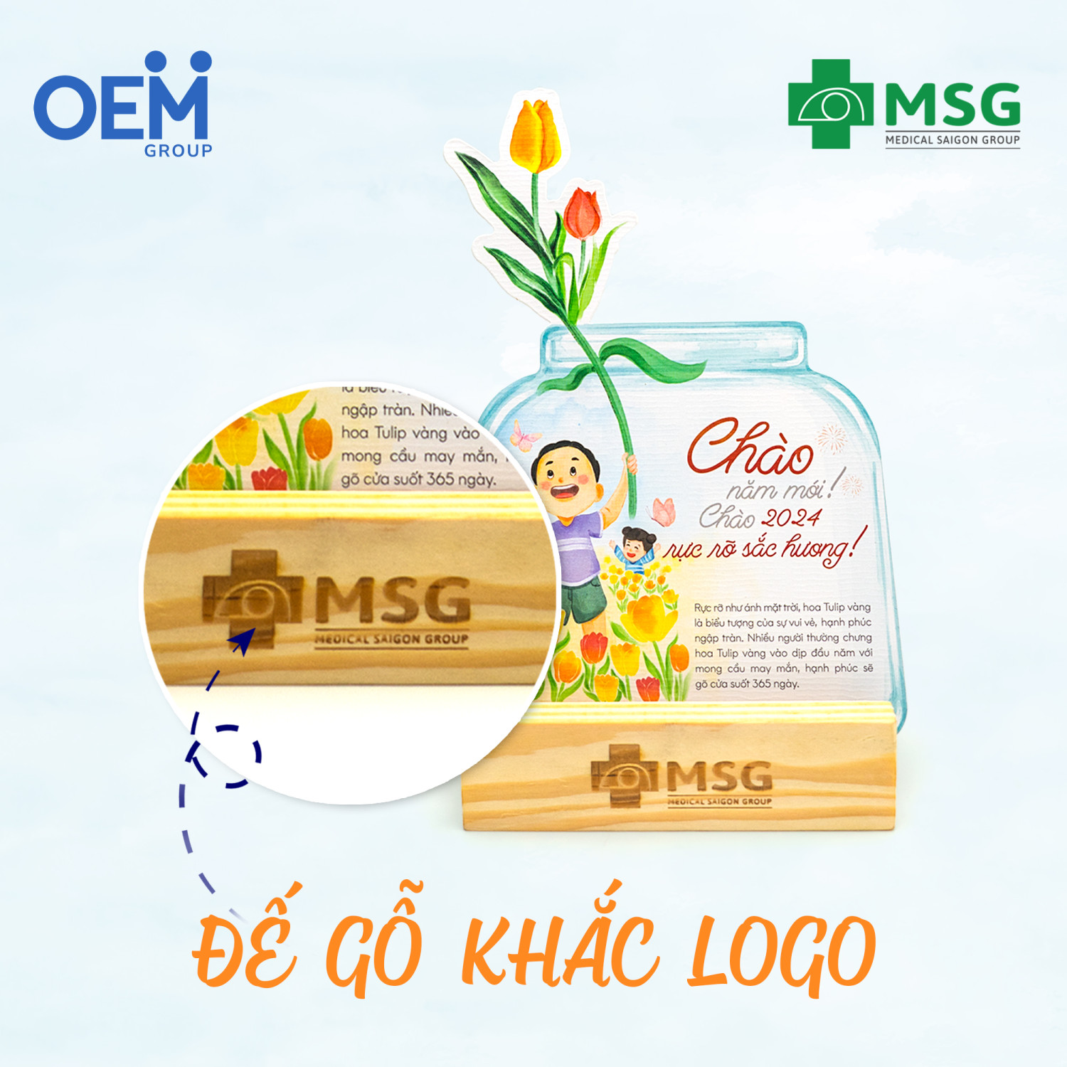 Bộ lịch gồm có đế gỗ được khắc chìm logo cực kì sắc nét. 
