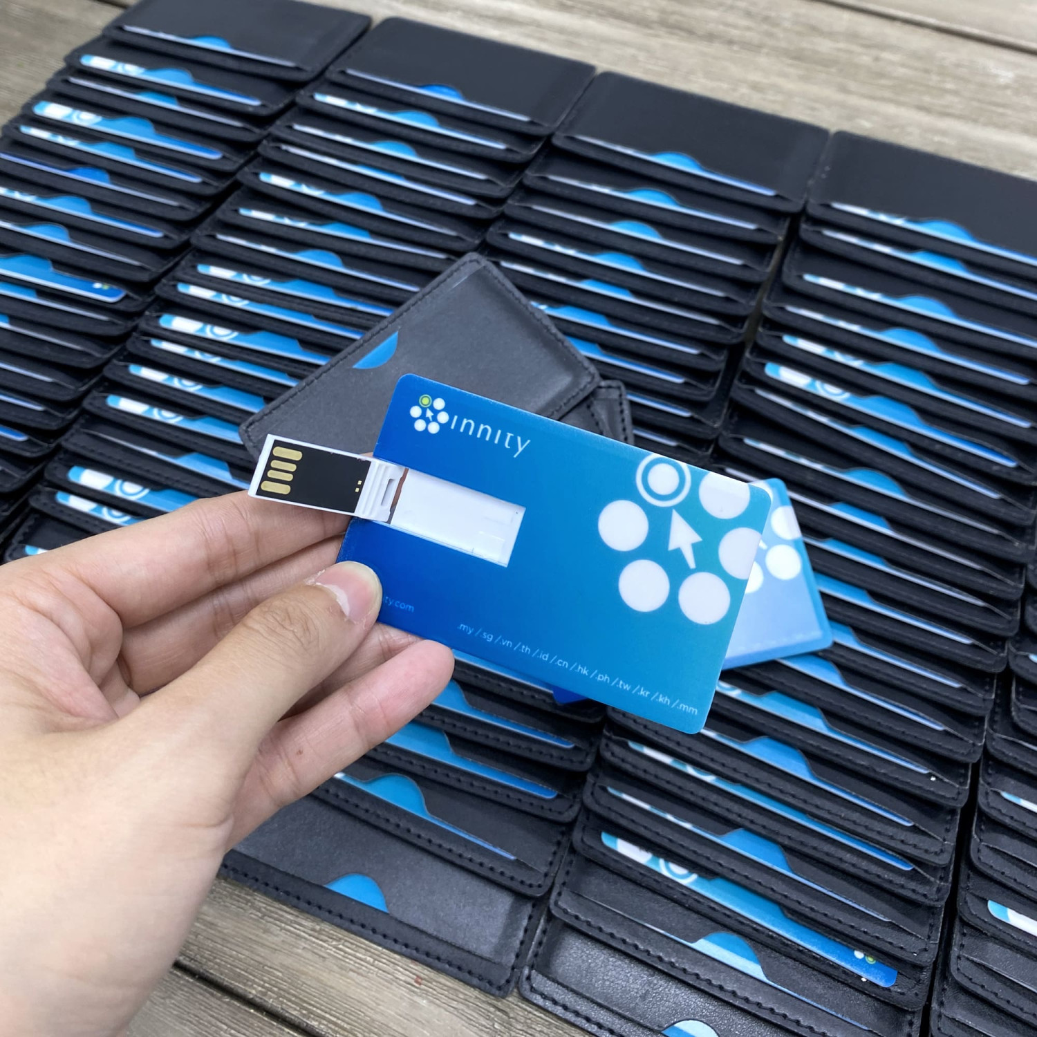 the-usb-16gb-thiet-ke-doc-dao-voi-bao-da-sang-trong-04-1692594930