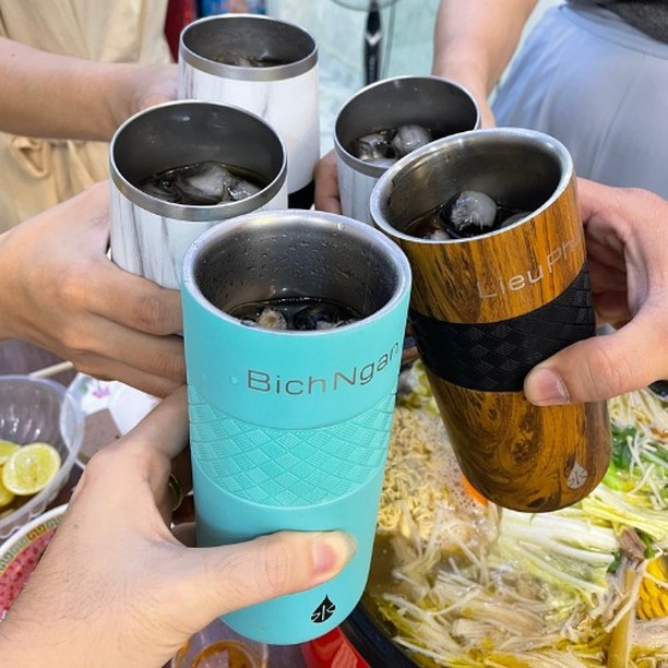 Hình ảnh mẫu quà tặng bình giữ nhiệt cao cấp, đa dạng màu sắc, thích hợp làm quà tặng tri ân cuối năm.