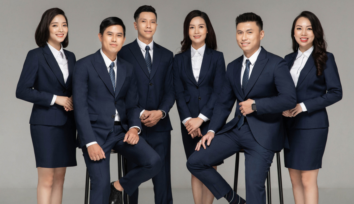 ao-so-mi-kem-quan-au-hoac-chan-vay-mang-lai-su-chuyen-nghiep-cho-nganh-ngan-hang-1706603284