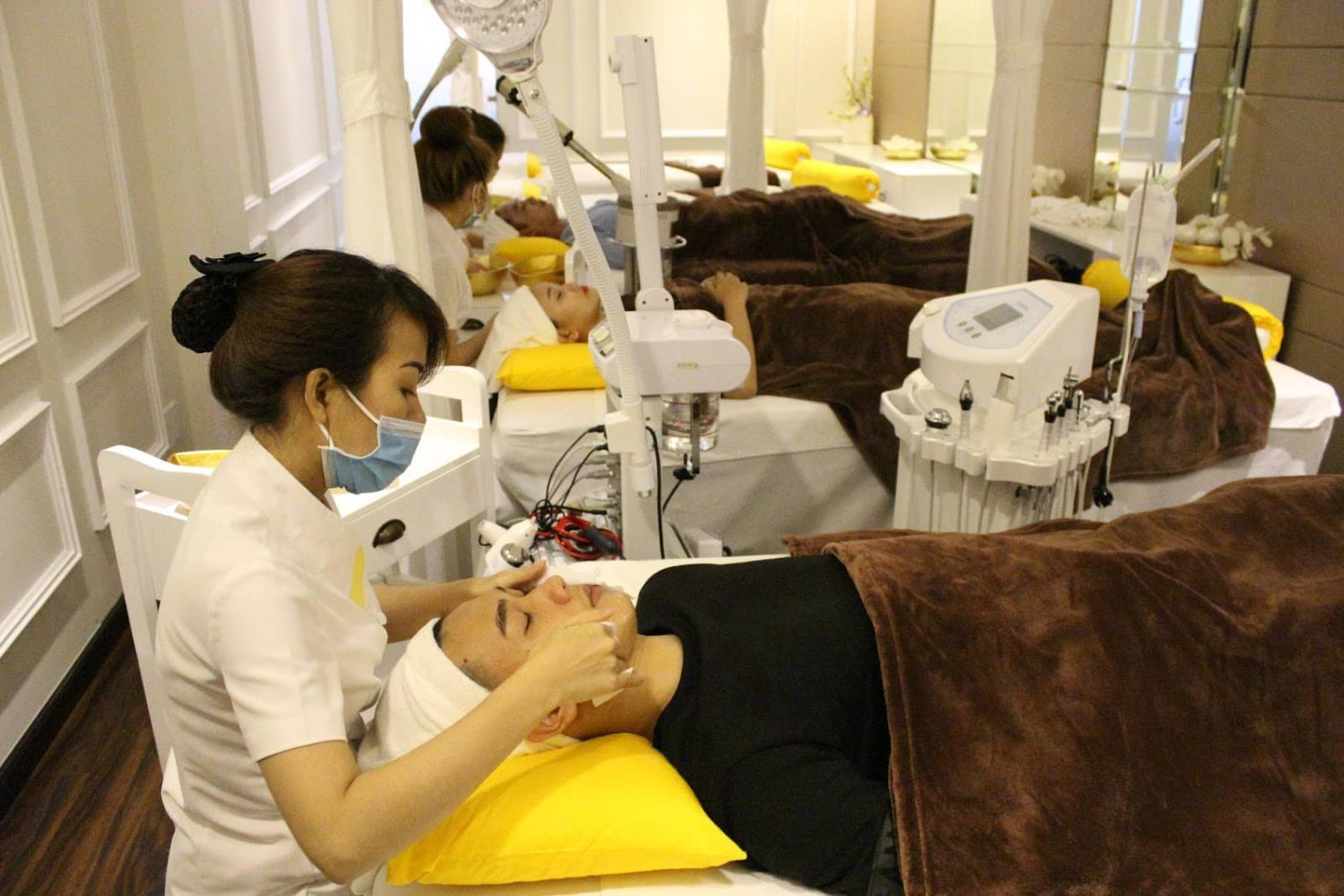 bo-tui-4-kinh-nghiem-khi-dat-may-dong-phuc-nhan-vien-spa-03-1711880039