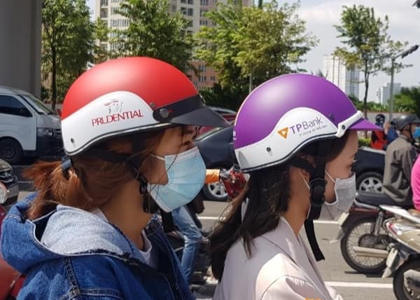 chiec-non-bao-hiem-qua-tang-co-tinh-truyen-thong-quang-cao-rat-cao-1701171296