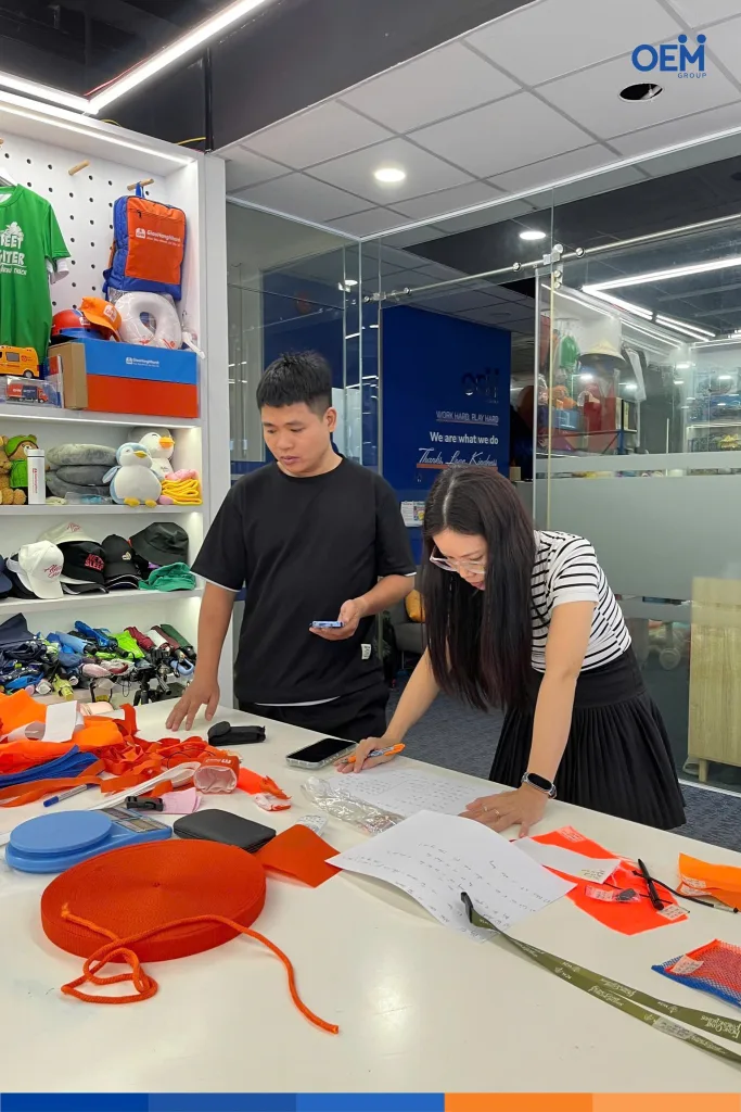 Đội ngũ thiết kế và kiểm duyệt sản phẩm của OEM Group. Tư vấn từ a đến z cho khách hàng