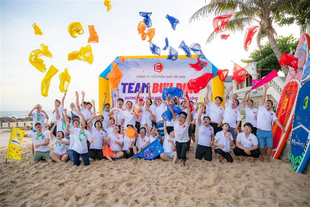 dung-voi-dat-mua-ao-dong-phuc-team-building-neu-chua-biet-nhung-dieu-nay-05-1709050320 Áo đồng phục team building doanh nghiệp, thể hiện sự chuyên nghiệp, tăng sự gắn kết, là cơ hội lột bỏ các trang phục sơ mi, quần tây văn phòng nóng bức ngột ngạt