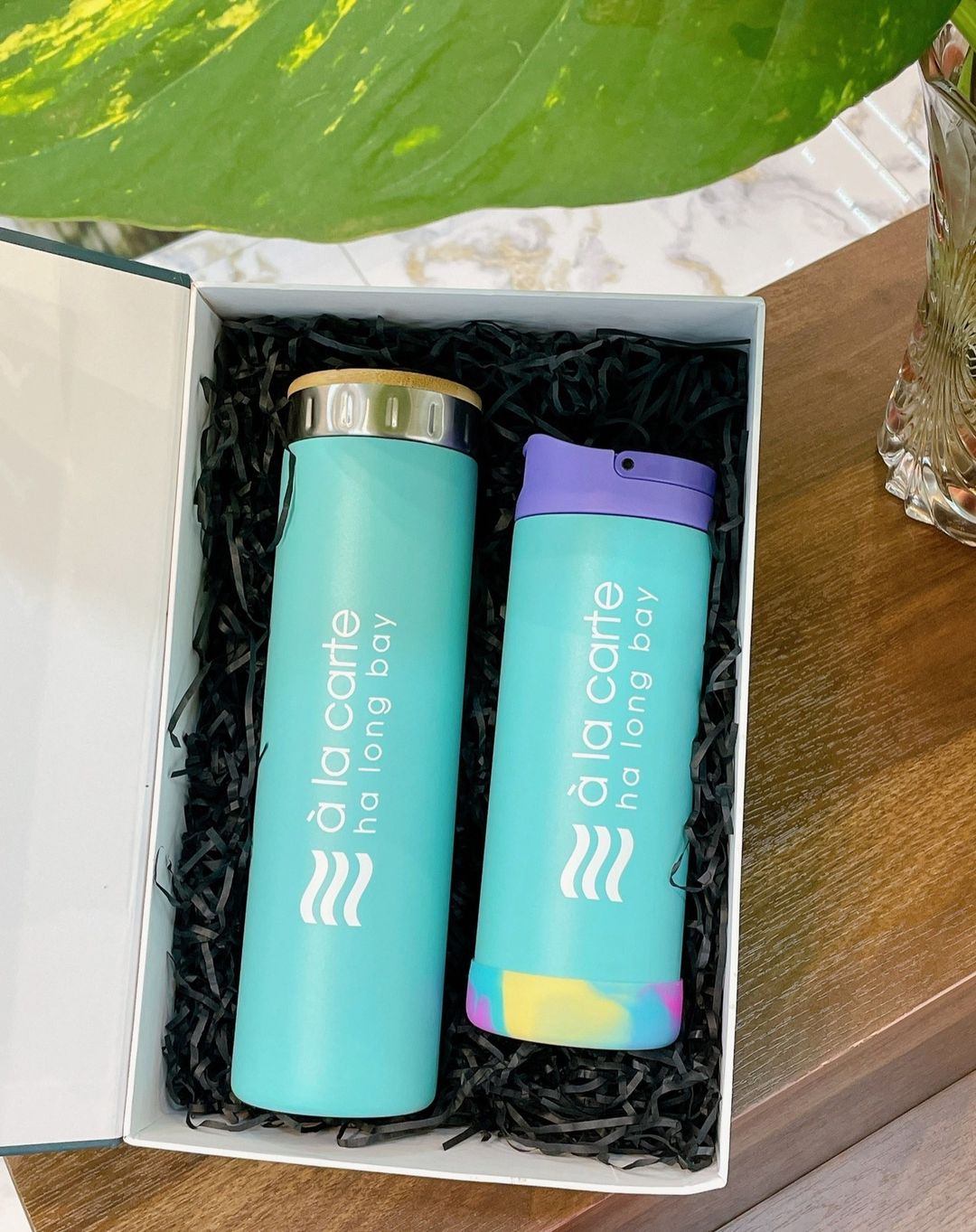 Set quà tặng bình giữ nhiệt kết hợp sổ và bút, thiết kế sang trọng, giải pháp quà tặng B2B trọn gói của OEM Group.