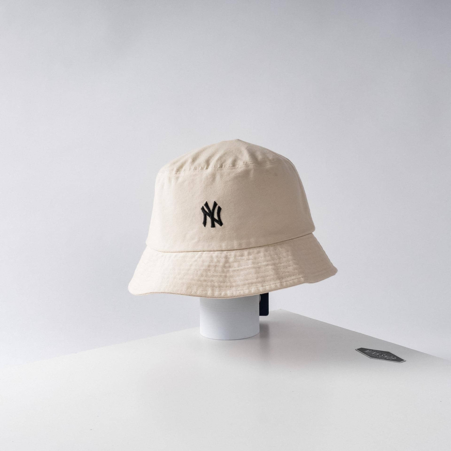 goi-y-mot-so-mau-non-dong-phuc-pho-bien-cho-cac-doanh-nghiep-thumnail-02-1713804261