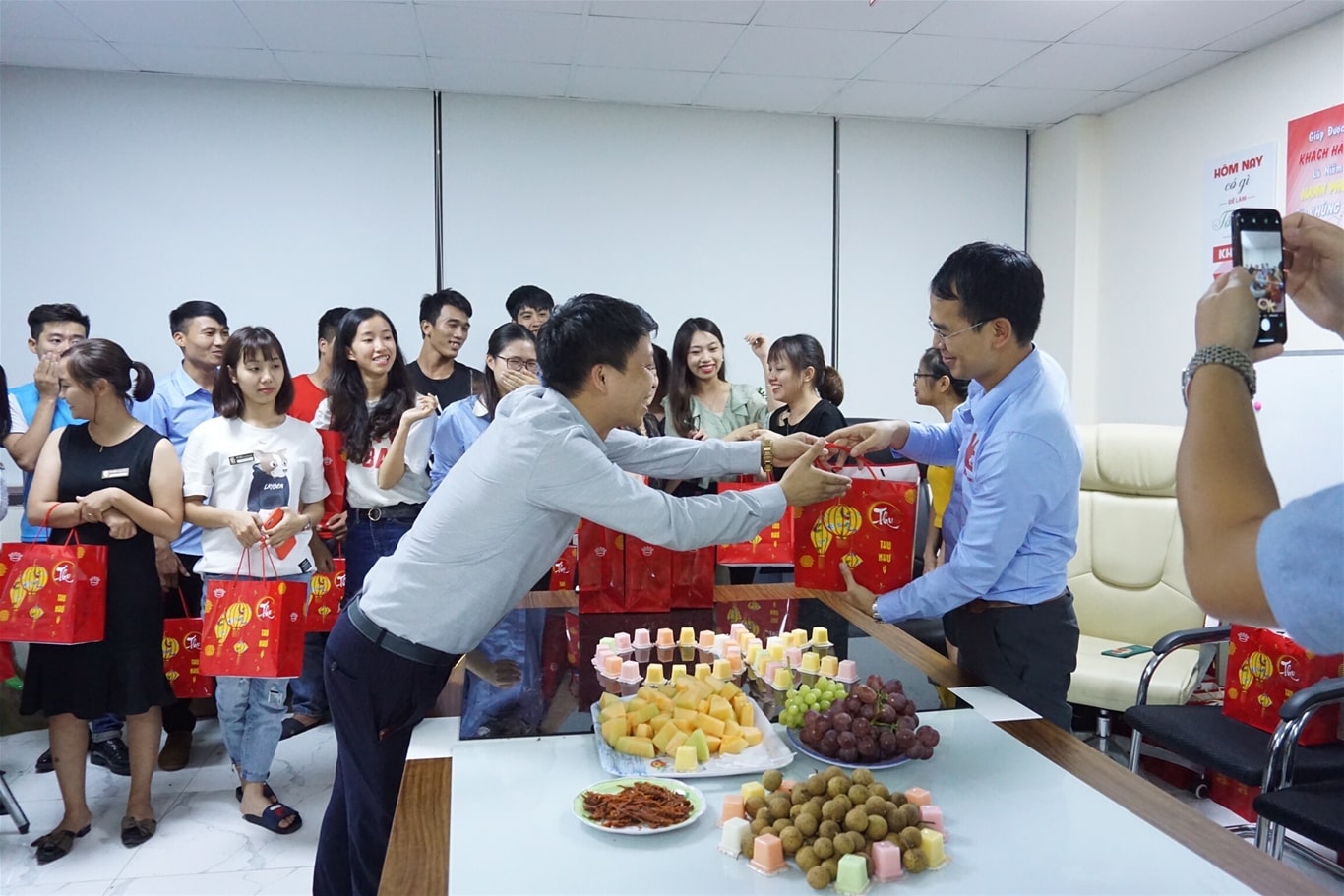 kinh-nghiem-chon-qua-tang-nhan-vien-can-luu-y-2-1695280835