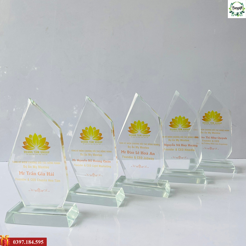 ky-niem-chuong-pha-le-cua-fungift-in-logo-cuc-sac-net-1703304465