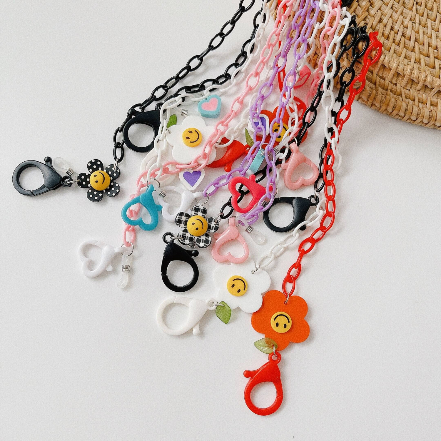 mot-so-bien-tau-cua-chiec-khau-trang-dong-phuc-khi-di-lam-04-1713950141