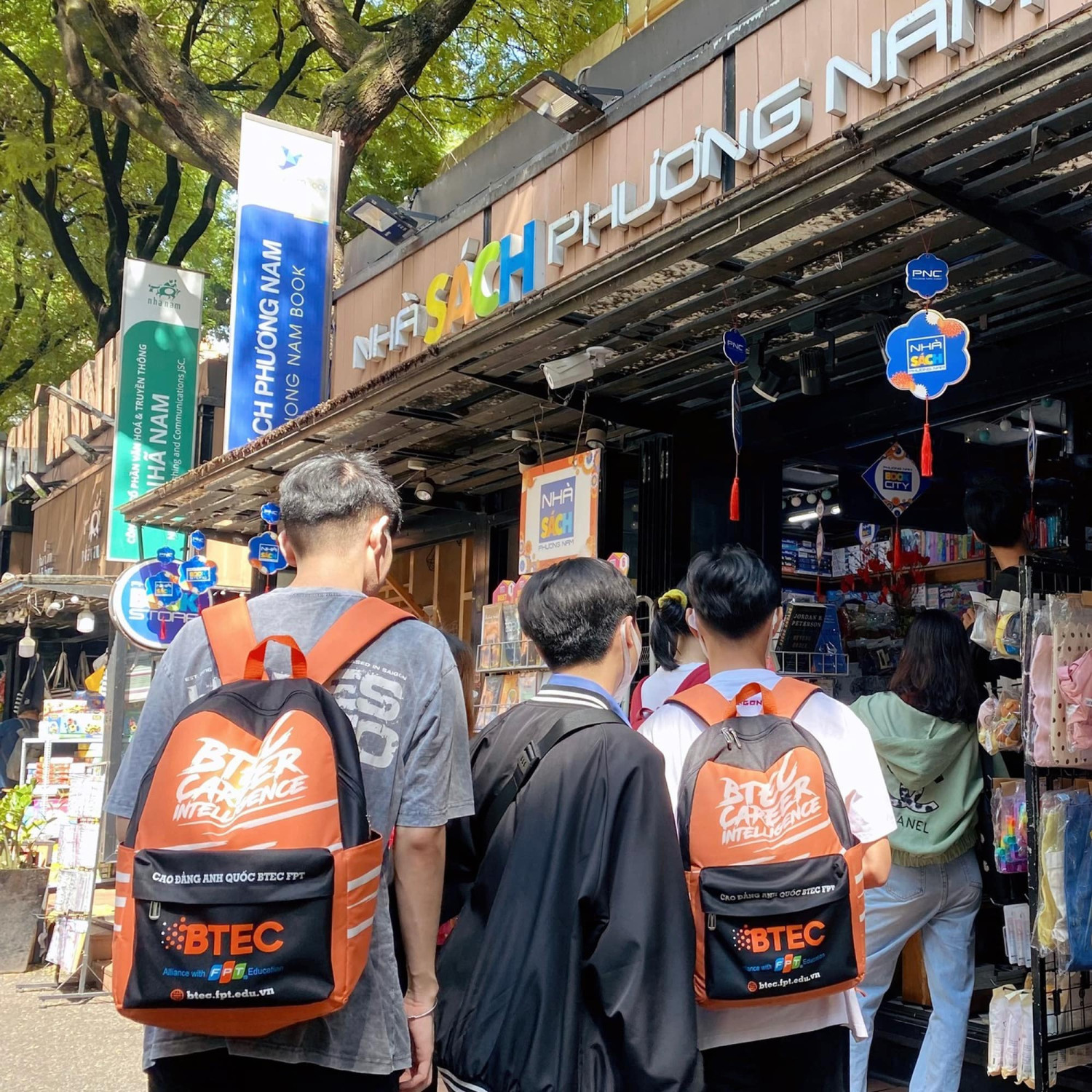 oem-group-cung-cao-dang-anh-quoc-btec-fpt-hop-tac-san-xuat-merchandise-03-1689303655-1703422005