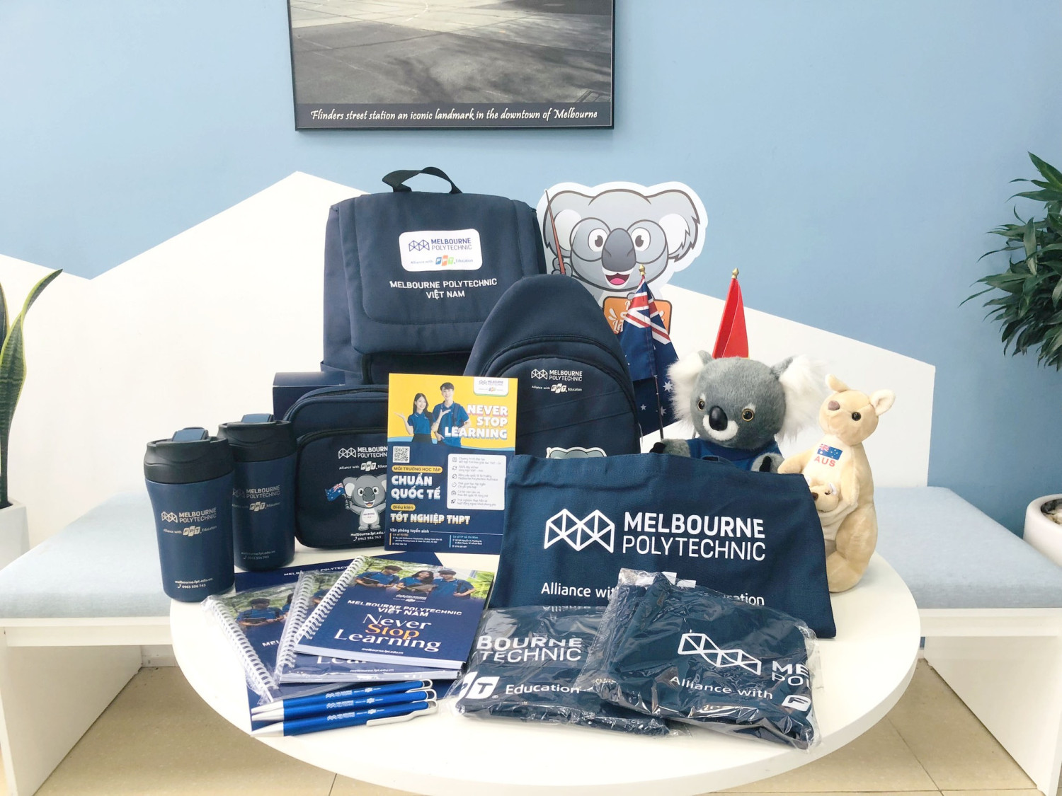 oem-group-va-melbourne-polytechnic-nang-cao-nhan-dien-hinh-anh-truong-bang-cac-merchandise-06-1689304726-1703422319