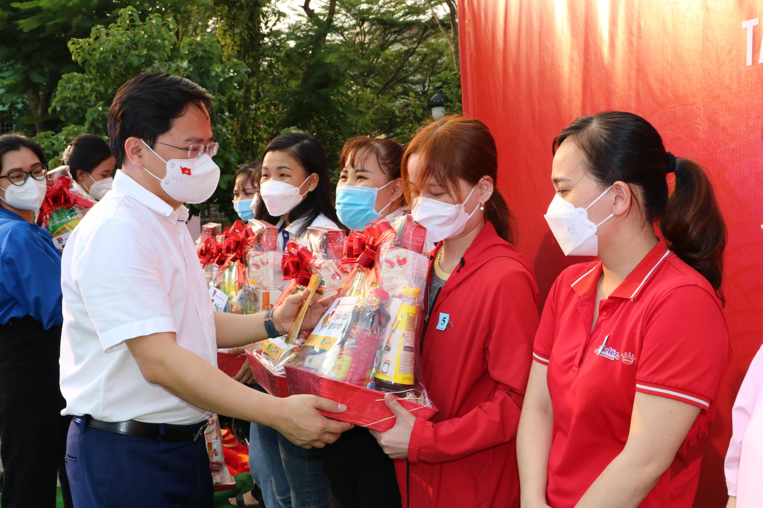 qua-tang-cong-nhan-the-hien-su-khang-khit-cua-cap-tren-va-nguoi-lao-dong-1695181734