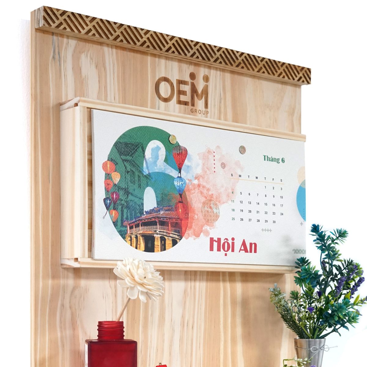 Lịch gỗ treo tường làm quà tặng cuối năm, với thiết kế nghệ thuật mang thông điệp chúc mừng năm mới từ doanh nghiệp.