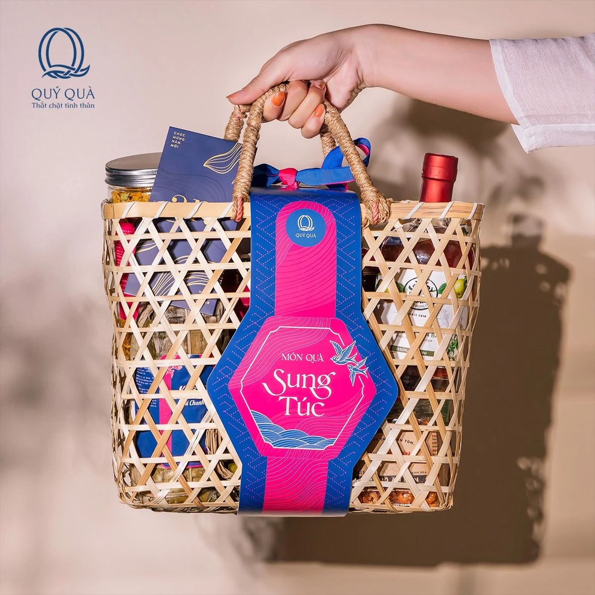 Giỏ quà Tết cao cấp và sang trọng, quà tặng cuối năm cho đối tác và khách hàng, chứa đựng các sản phẩm nhập khẩu, thiết kế tinh tế thể hiện đẳng cấp doanh nghiệp