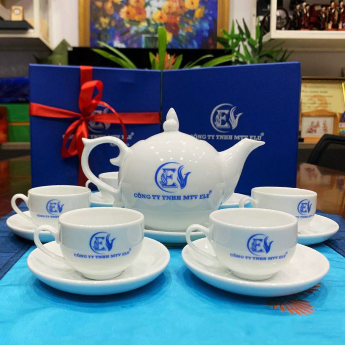 Bộ tách trà và chén ăn gốm sứ cao cấp, quà tặng cuối năm cho khách hàng và đối tác, in logo tinh xảo, thể hiện nét văn hóa truyền thống và sự trân trọng bền vững.