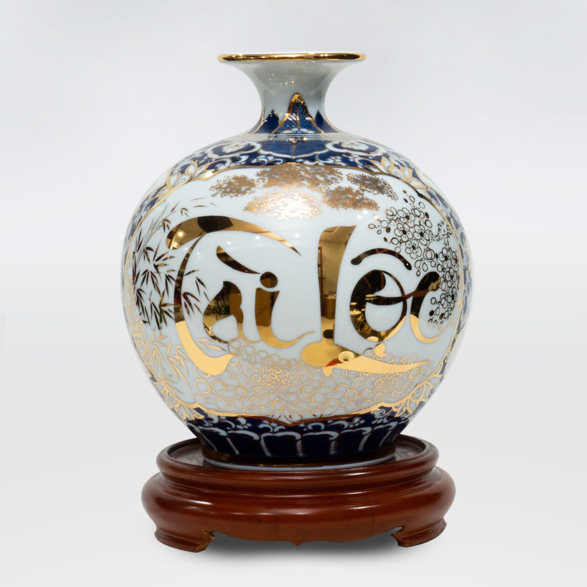 Bình hút tài lộc gốm sứ Bát Tràng cao cấp, quà tặng cuối năm mang ý nghĩa phong thủy thịnh vượng, là lựa chọn sang trọng dành cho đối tác và khách hàng chiến lược.