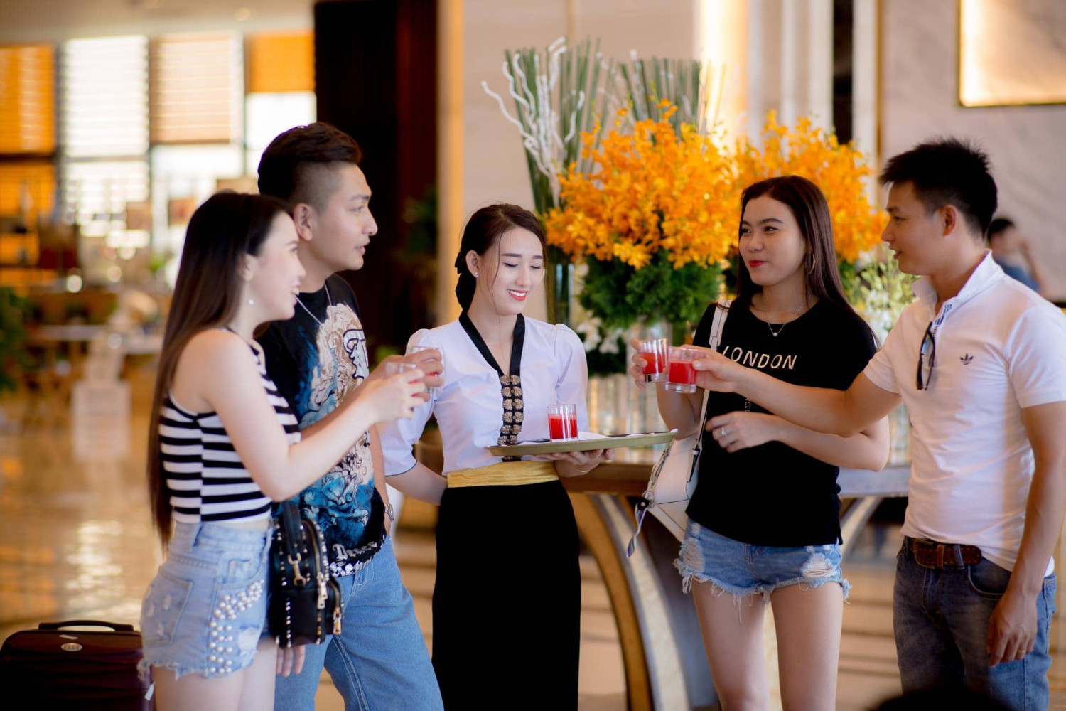 tong-hop-kinh-nghiem-can-luu-y-khi-dat-may-dong-phuc-cho-le-tan-02-1712134871