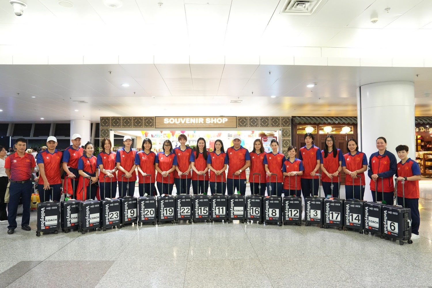 vali-du-lich-la-qua-tang-su-kien-ket-hop-boi-oem-group-va-doi-tuyen-bong-chuyen-nc6b0-viet-nam-1693296435