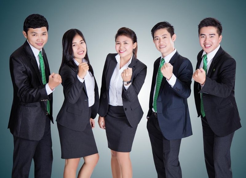 Diện lên người bộ đồng phục công sở giúp cho nhân viên cảm thấy sự gắn kết và tự hào về công ty