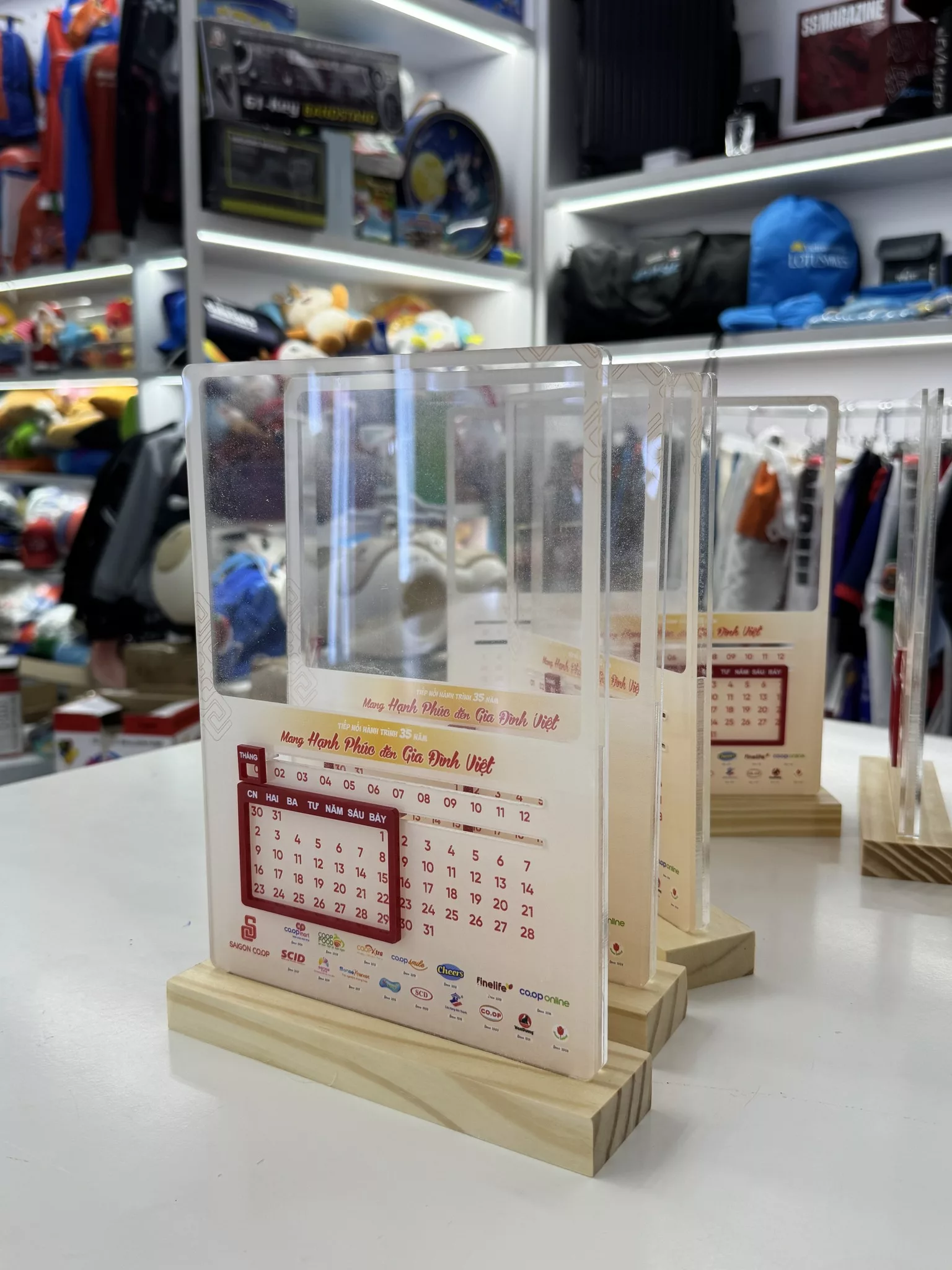 Bộ lịch mica đế gỗ – quà tặng doanh nghiệp tiện ích”