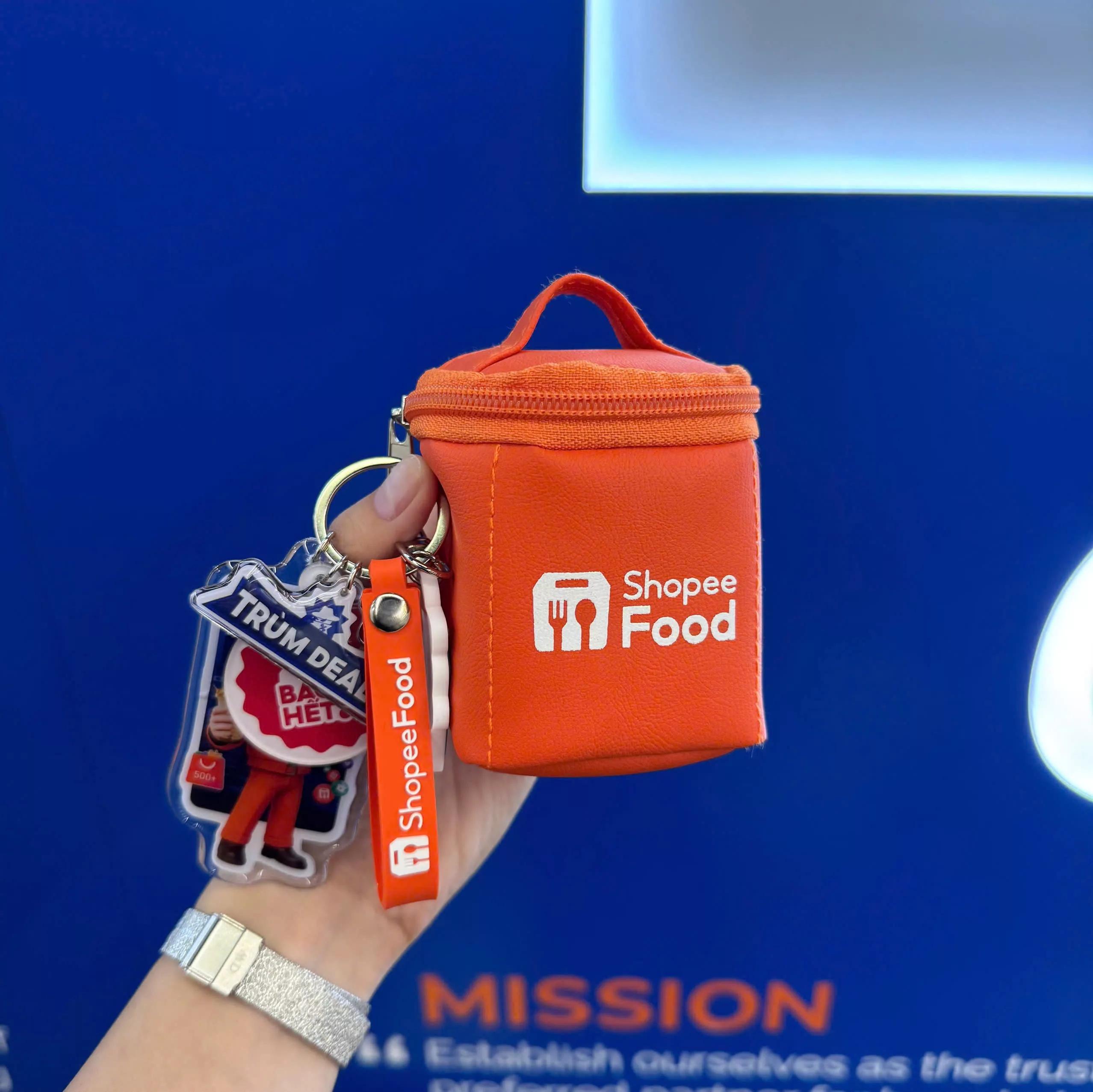 Set móc khóa ShopeeFood – quà tặng doanh nghiệp sáng tạo từ OEM Group