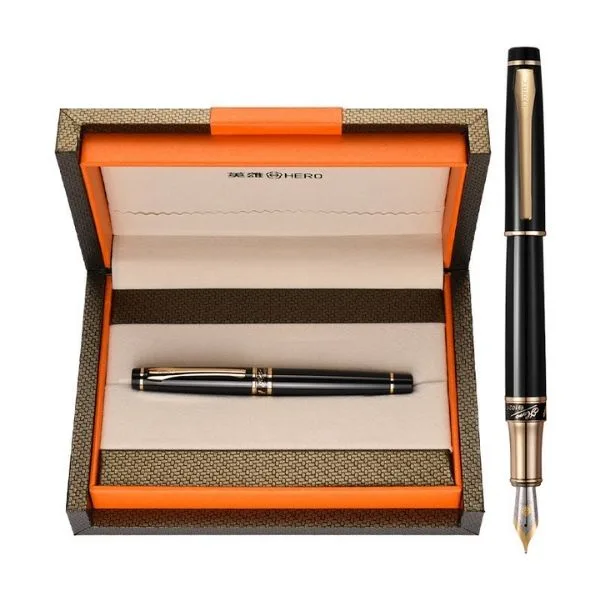 Một chiếc bút kim loại mạ vàng hoặc bạc được khắc tên riêng còn đóng vai trò như một phụ kiện thời trang khẳng định vị thế cá nhân của phái mạnh.