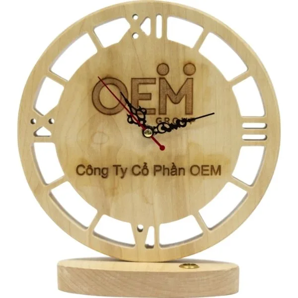 Đồng hồ để bàn in logo vừa làm vật trang trí tinh tế, vừa nhắc nhở liên tục về sự hiện diện của thương hiệu trong tâm trí đối tác.