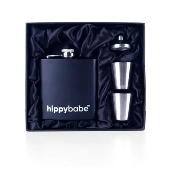 Rượu vang hoặc rượu ngoại nhập khẩu đi kèm bộ phụ kiện mở rượu là lựa chọn hoàn hảo cho những dịp ăn mừng thành công hay ký kết hợp đồng.