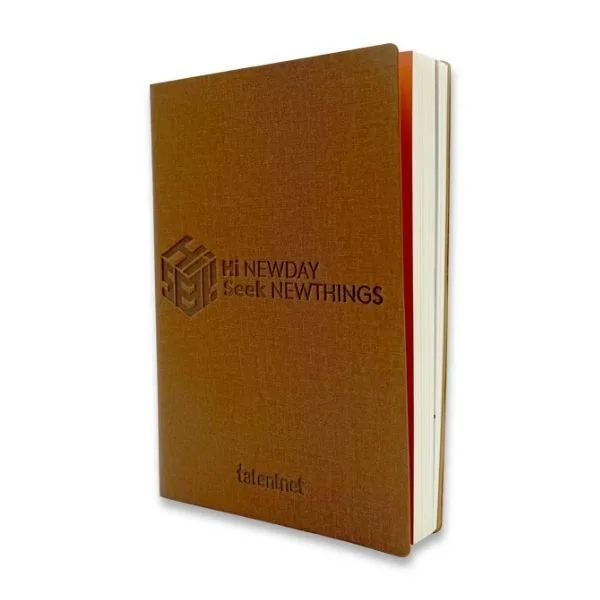 Một cuốn sổ bìa da cao cấp là vật phẩm không thể thiếu giúp giới doanh nhân ghi chép các chiến lược quan trọng và sắp xếp lịch trình công việc một cách hiệu quả.