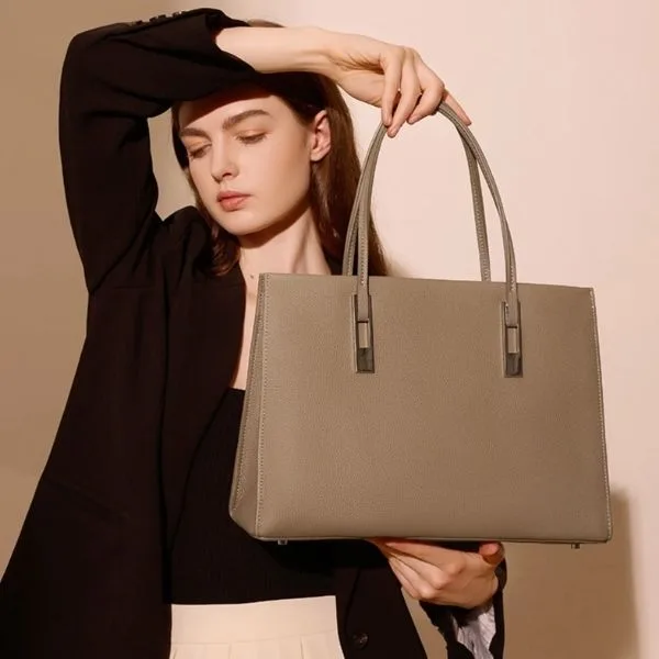 Túi xách nữ thời trang là ý tưởng quầ tặng cho nữ kỳ thiết thực, giúp tôn vinh vẻ đẹp thanh lịch, gu thẩm mỹ tinh tế và phong cách chuyên nghiệp chốn công sở.