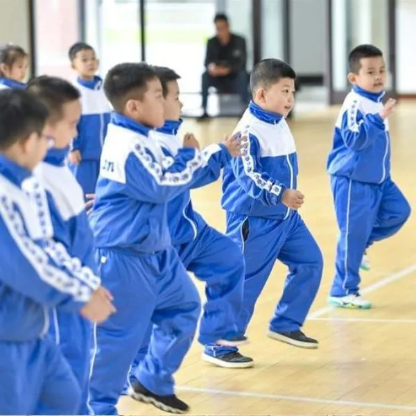 Áo khoác gió đồng phục sử dụng chất liệu Micro Polyester cao cấp giúp cản gió, chống thấm nước hiệu quả nhưng vẫn đảm bảo trọng lượng siêu nhẹ, mang lại sự thoải mái cho học sinh.