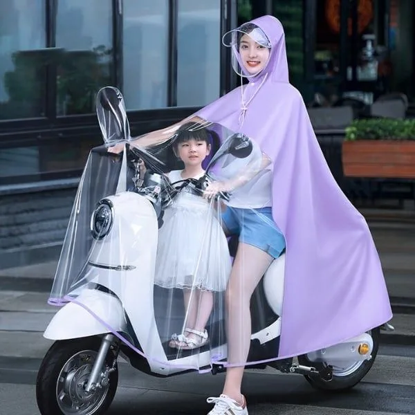 Áo mưa là vật dụng che chắn thiết yếu ở nơi có khí hậu nhiệt đới gió mùa như Việt Nam