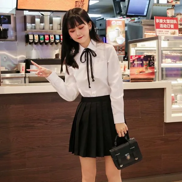 Áo sơ mi trắng mang lại vẻ đẹp thanh lịch, chuẩn form và là trang phục không thể thiếu trong bộ nhận diện đồng phục của học sinh các cấp.