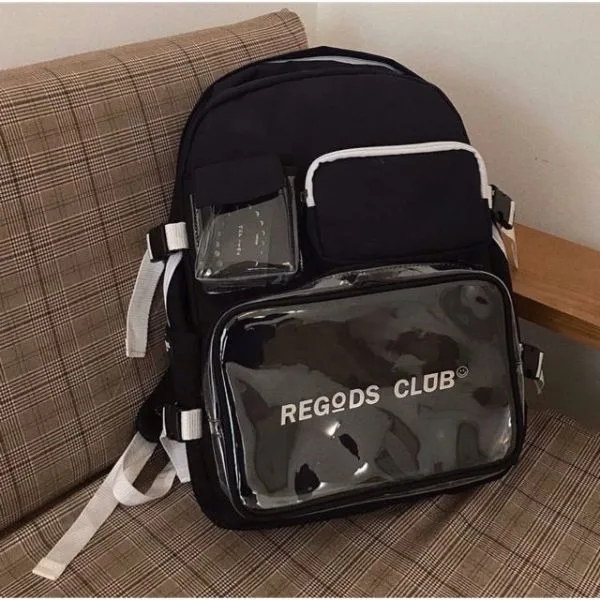 Balo Regods Club gây ấn tượng nhờ khả năng giữ nguyên phom dáng hình hộp cứng cáp cùng các chi tiết túi hộp tiện ích khỏe khoắn