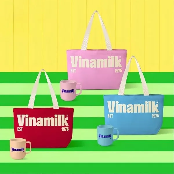 Bộ đôi ly sứ tiện dụng và túi tote bảo vệ môi trường in logo là giải pháp quà tặng được các nhãn hàng sữa đặc biệt ưa chuộng để thu hút khách hàng nội trợ