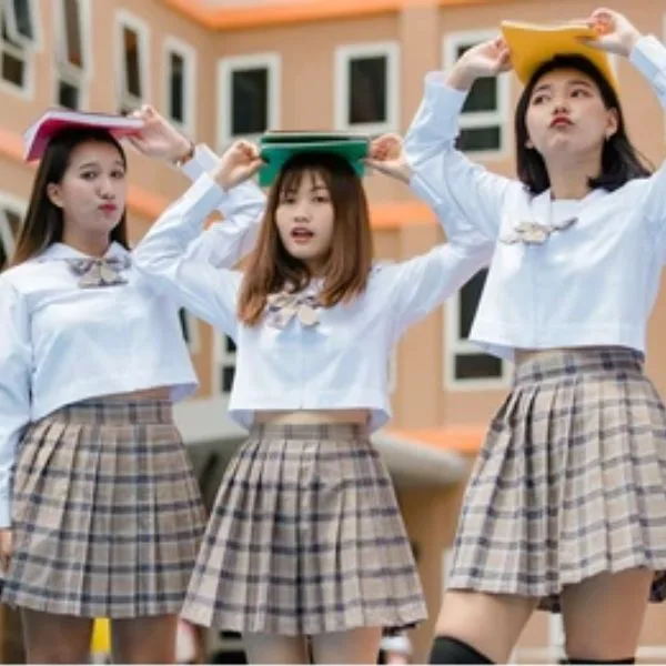 Các thiết kế chân váy xếp ly hay váy chữ A không chỉ mang lại vẻ ngoài thanh lịch mà còn giúp các nữ sinh tự tin, thoải mái di chuyển trong mọi hoạt động.