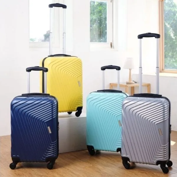Chiếc vali Larita nổi bật với các gam màu pastel tươi sáng, mang đậm hơi thở trang nhã và sành điệu của nước Pháp
