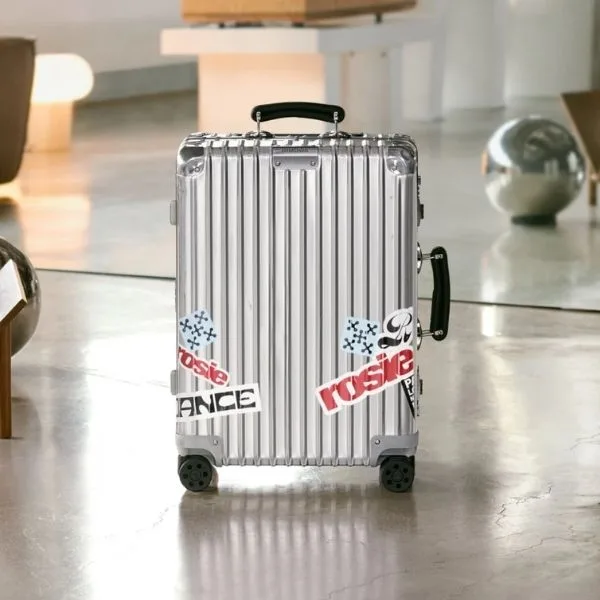 Chiếc vali Rimowa cao cấp chế tác từ hợp kim nhôm nguyên khối với thiết kế rãnh song song đặc trưng, khẳng định đẳng cấp và sự quyền lực của người sở hữu