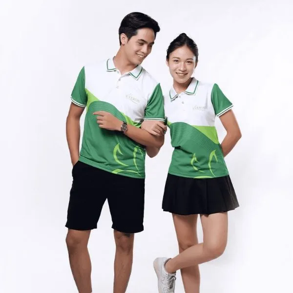Đội ngũ nhân viên mặc áo polo đồng phục team building lịch sự, chỉn chu trong chuyến du lịch nghỉ dưỡng công ty