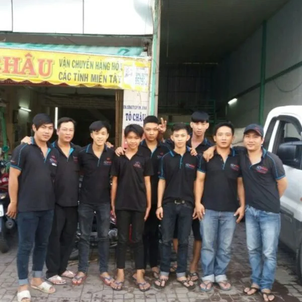 Hình ảnh cho thấy đồng phục không chỉ là trang phục mà còn là công cụ nhận diện và tin cậy cho khách hàng