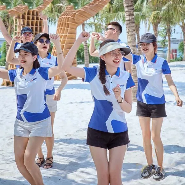 Mẫu áo polo cổ bẻ co giãn tốt, thiết kế thanh lịch làm đồng phục dã ngoại cho khối nhân viên văn phòng