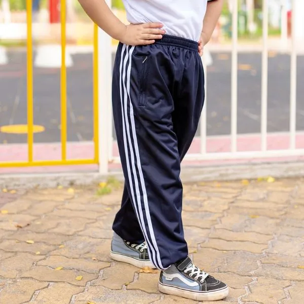 Mẫu quần thun thể dục học sinh 3 sọc với chất liệu co giãn và thoáng mát
