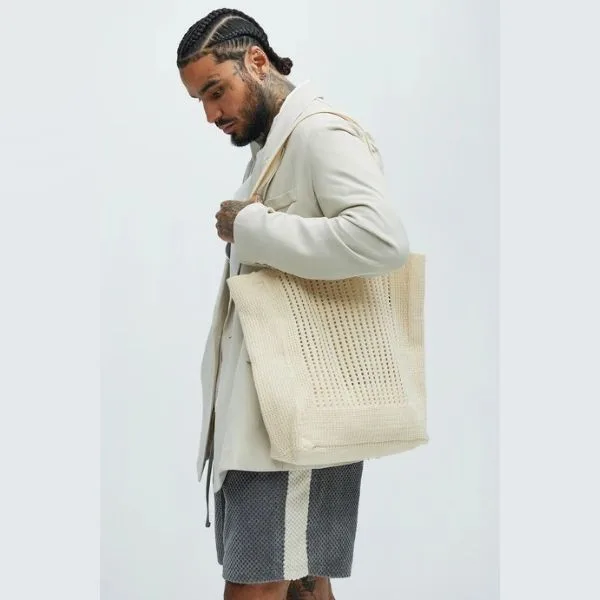 Mẫu túi tote đáy phẳng (Flat Tote Bag) sở hữu thiết kế nguyên bản, mỏng nhẹ, vô cùng lý tưởng để đựng sổ tay, tài liệu hoặc máy tính bảng.Nhờ thiết kế phần đáy được mở rộng,