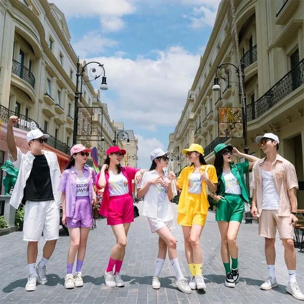 Nhóm bạn khoác lên mình áo sơ mi họa tiết Hawaii rực rỡ, mẫu đồng phục đi biển team building cực chất và cá tính