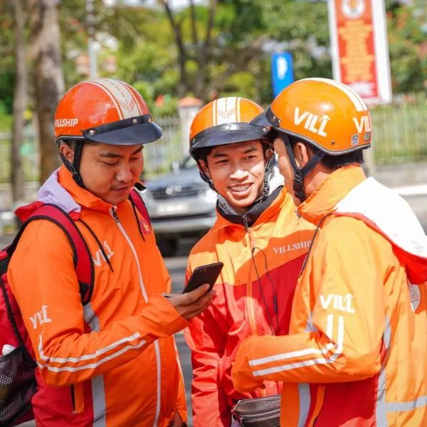 Sự đồng nhất trong thiết kế áo đồng phục công ty vận tải tạo nên hình ảnh thương hiệu mạnh mẽ và đáng tin cậy