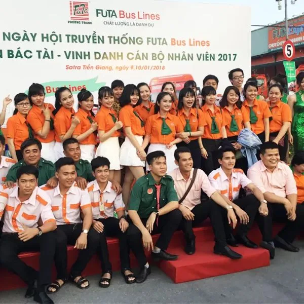 Sự tin tưởng của khách hàng được củng cố khi thấy nhân viên vận tải mặc đồng phục chuyên nghiệp