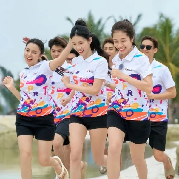 Thay vì chọn màu áo để chống nắng thì còn có thể chọn vật liệu hoặc các phụ kiện chống nắng đi kèm để bảo bệ làn da của mình