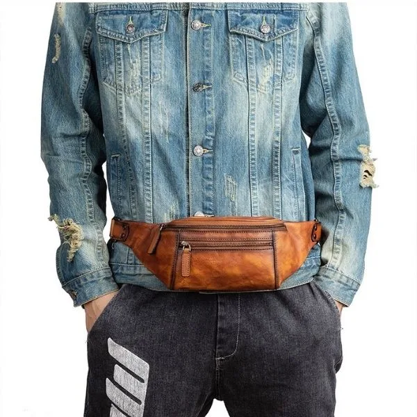 Túi bao tử (Fanny pack) ghi điểm tuyệt đối nhờ sự nhỏ gọn, ôm sát cơ thể, giúp bạn thoải mái vận động và đảm bảo an toàn đồ đạc