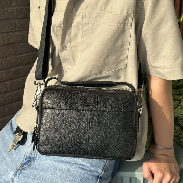 Túi đeo chéo (Crossbody bag) sở hữu thiết kế quai dài đặc trưng, mang lại sự thanh lịch và không gian chứa đồ rộng rãi cho người dùng