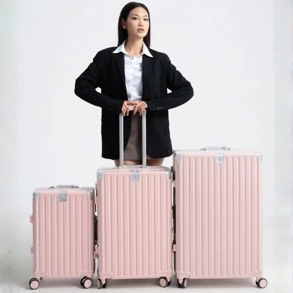 Vali Bamozo thể hiện sự chắc chắn, sang trọng với thiết kế bắt trend hiện đại, hệ thống khung nhôm khóa sập và bánh xe chống ồn êm ái
